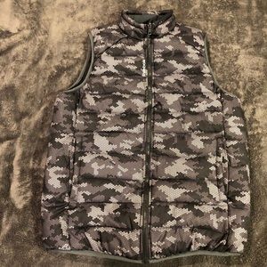 Reebok Men’s Everest Reversible Vest.
